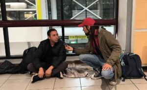El impactante testimonio de un hombre que lleva 10 años durmiendo en el Aeropuerto de Santiago