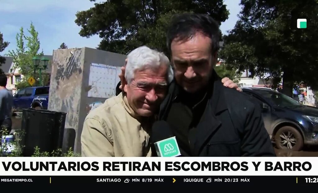 Adulto mayor afectado por aluvión en Las Condes tuvo emotivo gesto con Rodrigo Sepúlveda durante despacho
