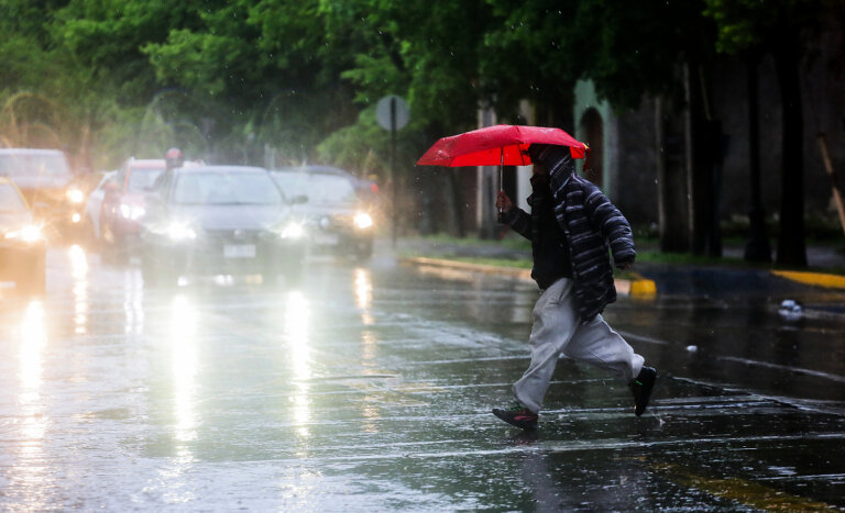 Lluvias y tormentas eléctricas dejan más de 41 mil hogares sin luz en la Región Metropolitana