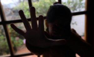 Condenan a hombre por violar y embarazar a niña de 11 años en Los Ángeles: era hija de su pareja