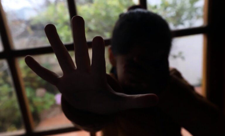 Condenan a hombre por violar y embarazar a niña de 11 años en Los Ángeles: era hija de su pareja