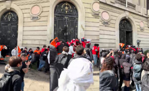 VIDEO | Agreden a estudiantes de la UC durante contraprotesta por marcha de la Confech