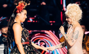 María José Quintanilla sorprendió junto a Mon Laferte en su show: revivieron icónico momento de Rojo
