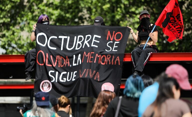 A 7 años del 18-O: marcha no autorizada en Santiago provoca cortes de tránsito y estaciones cerradas