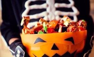 ¿Tus hijos saldrán solos a pedir dulces? 7 acuerdos para una noche de Halloween más segura