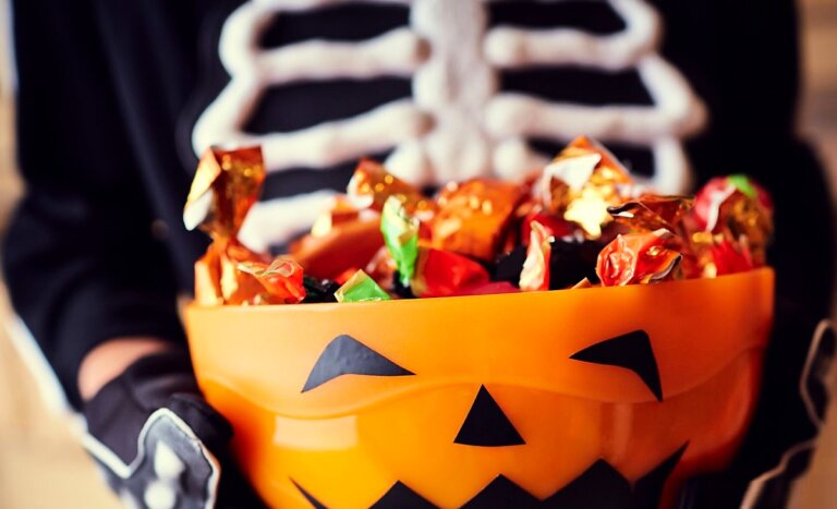 ¿Tus hijos saldrán solos a pedir dulces? 7 acuerdos para una noche de Halloween más segura