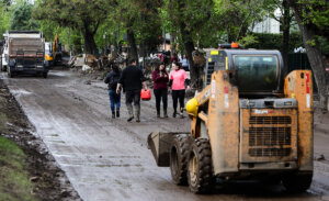 Ordenan evacuación preventiva de viviendas dañadas en Las Condes por riesgo ante nuevas lluvias