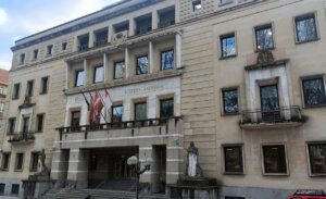 Padre pagó multa por defender a su hijo en España: amenazó a agresor con reventar su cabeza