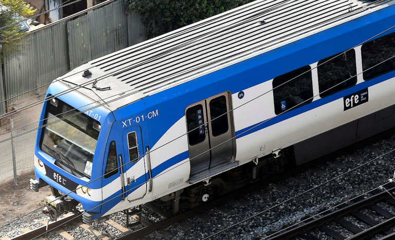 Peatón falleció tras ser impactado por tren con pasajeros en Chiguayante: servicio está detenido