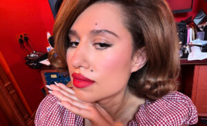 ¿Quién es RAYE? La carrera de la compositora que llega desde TikTok al Lollapalooza Chile 2027