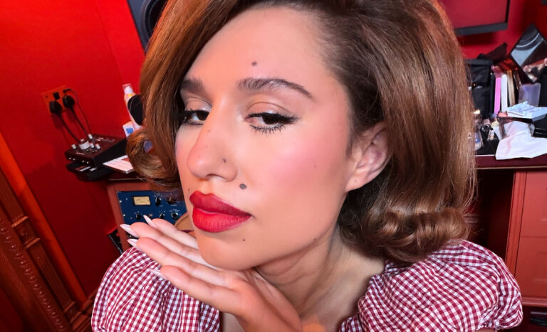 ¿Quién es RAYE? La carrera de la compositora que llega desde TikTok al Lollapalooza Chile 2027