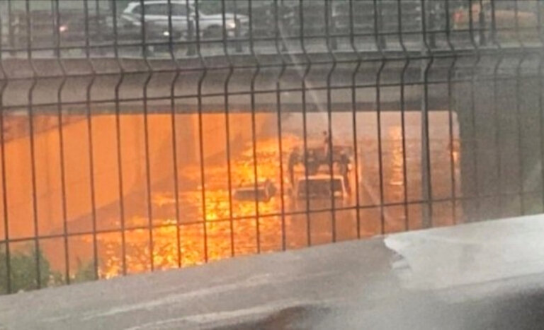 Seis personas atrapadas en paso bajo nivel inundado en Peñalolén: bomberos concretó exitoso rescate