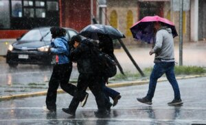 Colegios suspenden clases en Las Condes, Providencia y Ñuñoa tras fuerte tormenta
