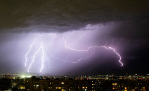 Meteorología advierte posibles tormentas eléctricas en tres regiones: revisa las zonas afectadas